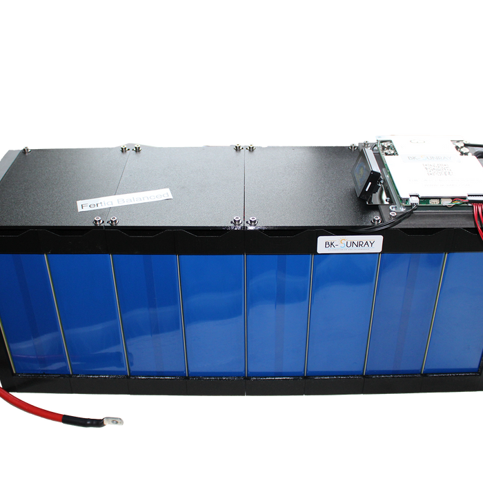 Automatisierter Solarspeicher mit Laderegler und Einspeisung