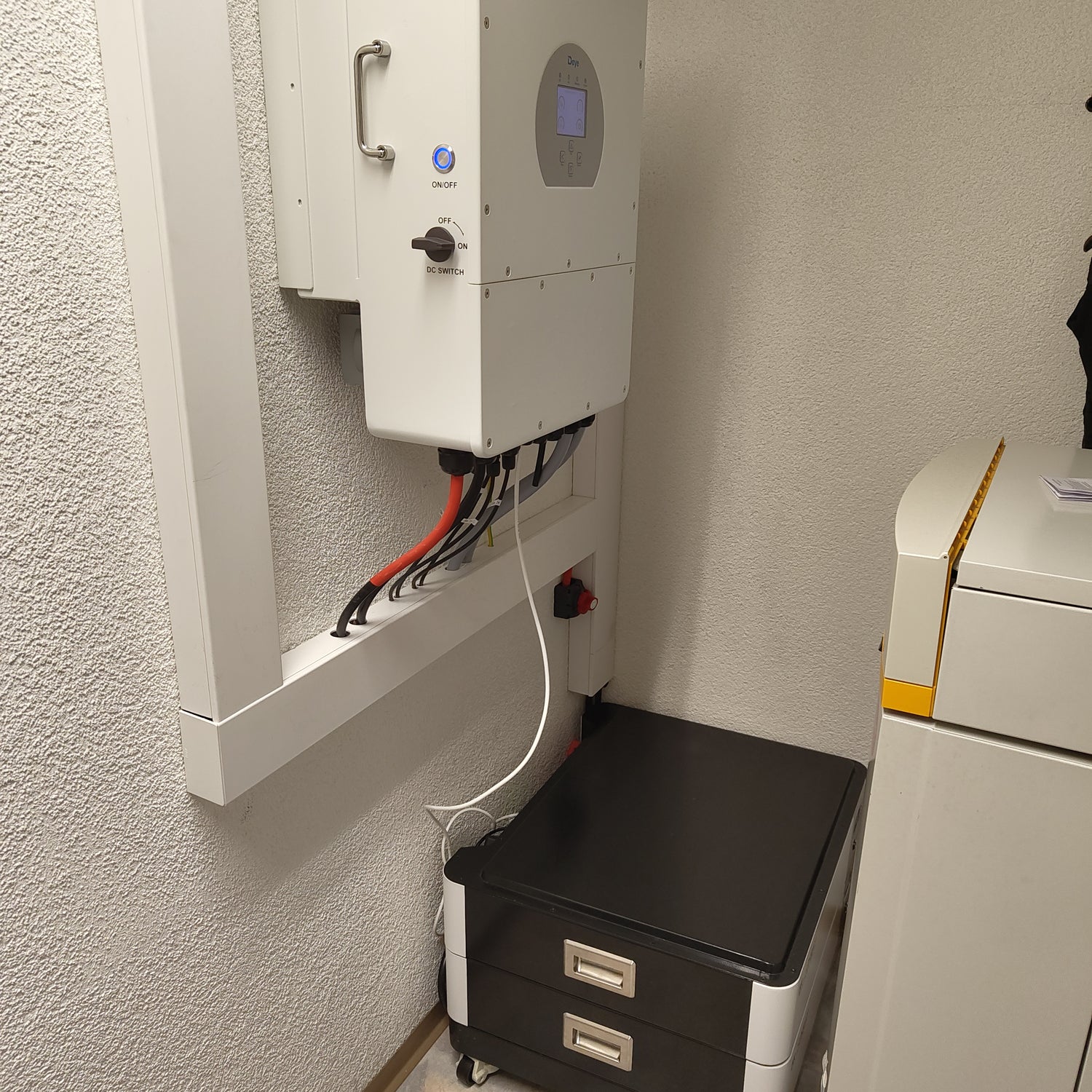 Hybridwechselrichter und Solarspeicher im Haus
